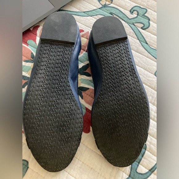 Michael Kors size 7 navy blue flats - Picture 5 of 7